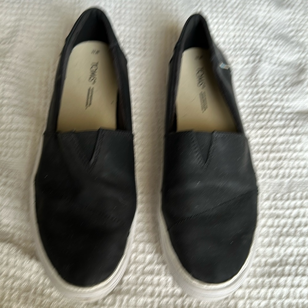 Tom’s slip on shoes, size 11.